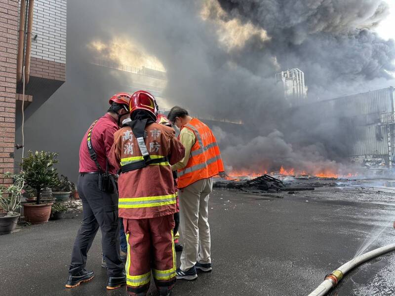 高雄大發工業區內工廠大火，所幸無人傷亡，環保局將依空汙法開罰。 圖：民眾提供