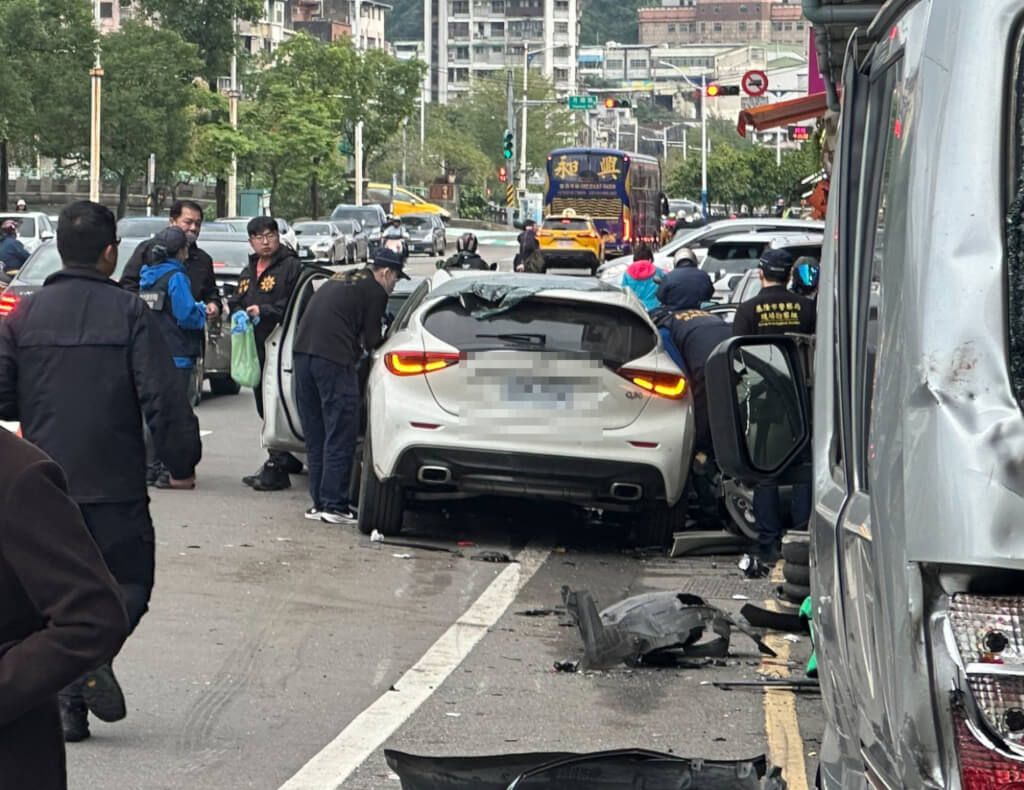 楊姓男子15日上午疑吸毒後開車，經基隆市仁一路連撞汽機車造成1死2傷。（讀者提供）