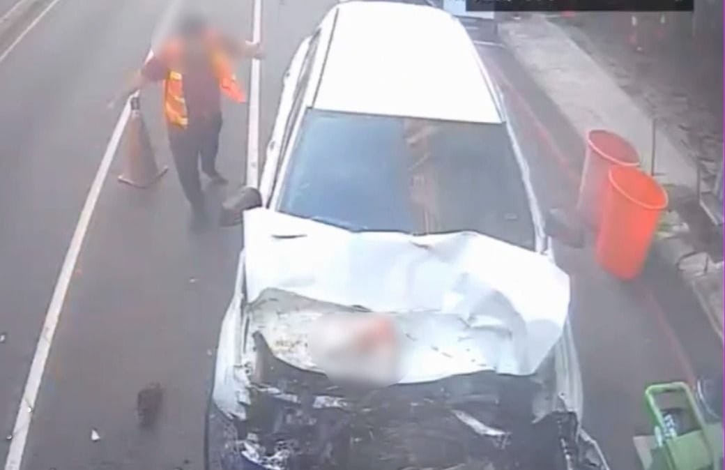 台南市清潔隊員遭酒駕男撞死，垃圾車駕駛崩潰拍打賓士車要求後退。 圖：翻攝畫面