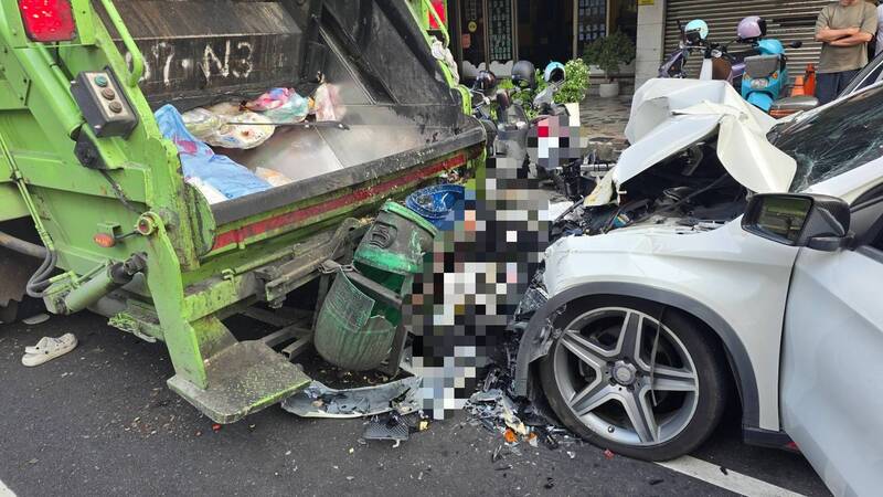 23歲陳姓女清潔員在垃圾車尾值勤遭後方車輛追撞慘死。 圖：翻攝畫面