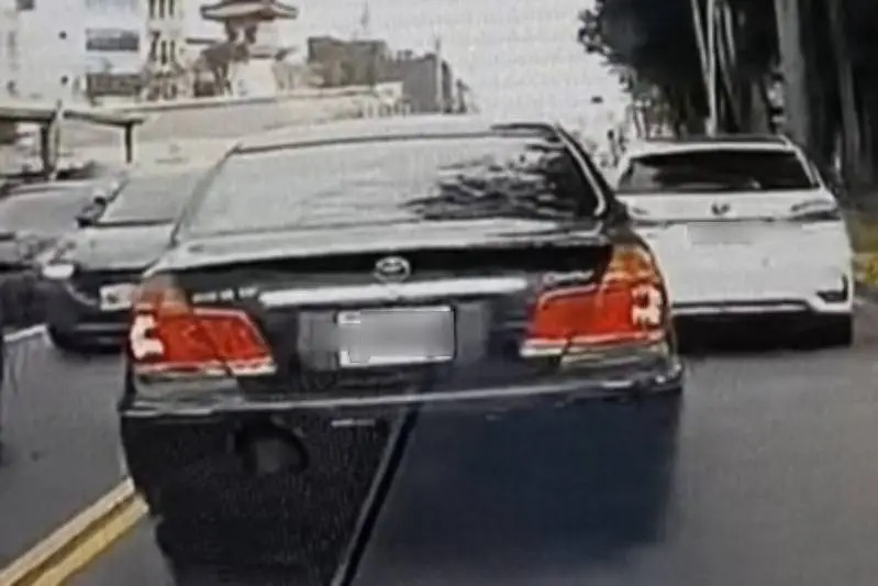 違停車輛導致後方交通堵塞。 圖：翻攝畫面