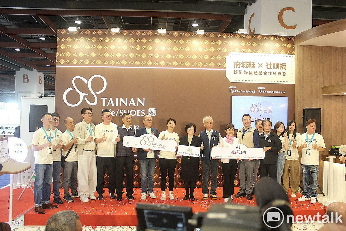 立法委員陳亭妃出席於台北世貿中心舉辦的「府城鞋 × 社頭襪 跨產業合作發表會」，與台南製鞋業者、彰化社頭織襪產業一同見證地方產業跨域合作的重要時刻。 圖：陳亭妃服務處提供