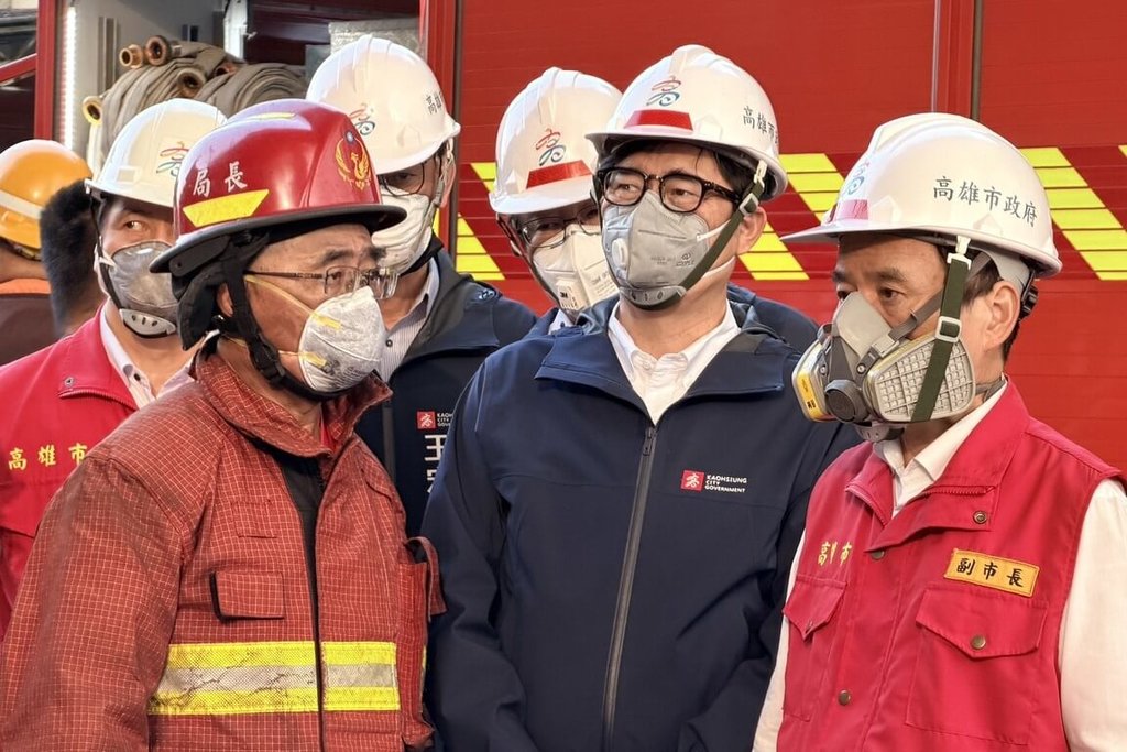 高雄大發工業區一間工廠16日發生火警，火勢猛烈仍在灌救。市長陳其邁（前右2）到場了解救災狀況，他說明，消防局已出動104人跟43輛消防車搶救，目前火勢控制在廠區內，盼不要波及其他區域。（高雄市政府提供）中央社記者洪學廣傳真　114年12月16日