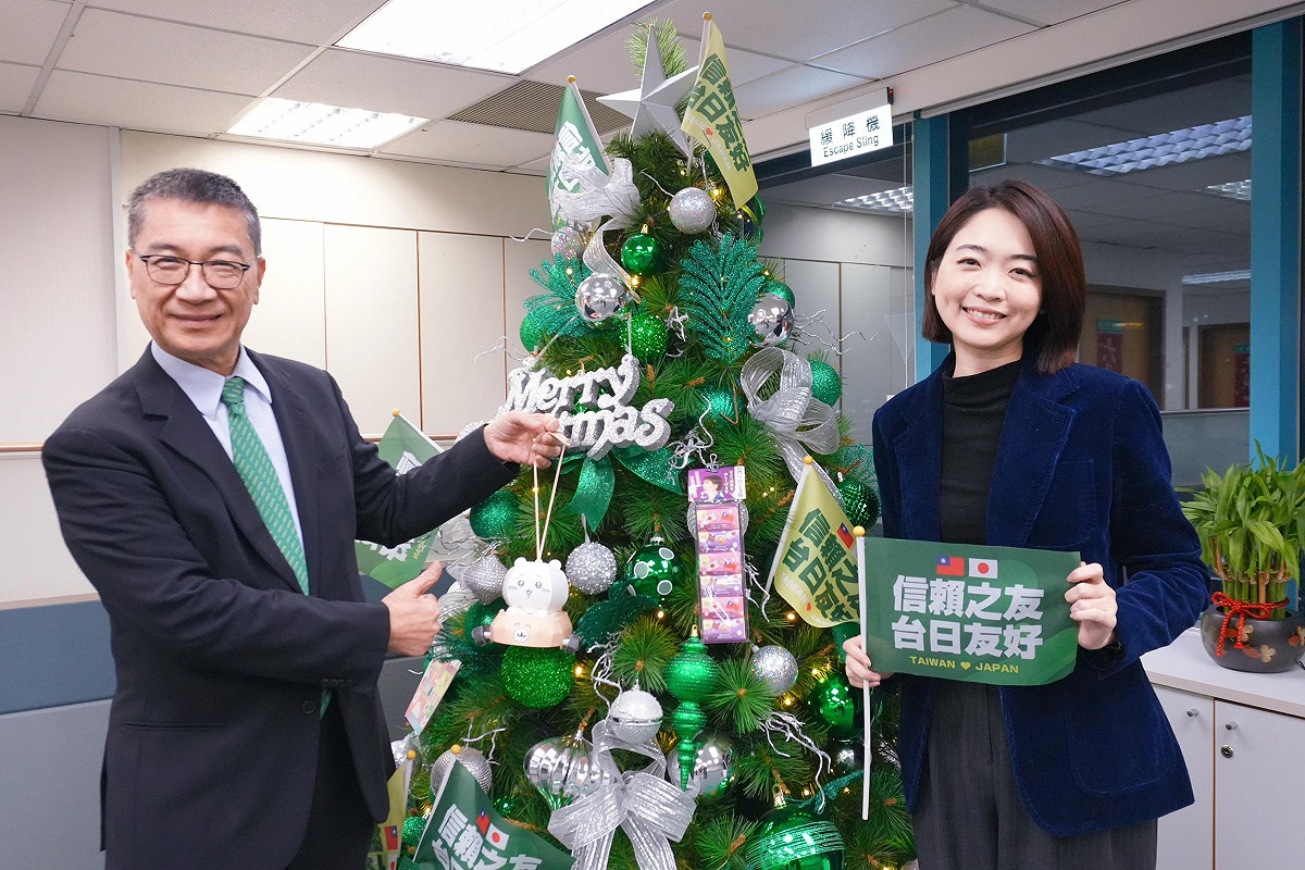 民進黨佈置「台日友好」聖誕樹，徐國勇拿吉伊卡哇提燈。 圖：民進黨提供