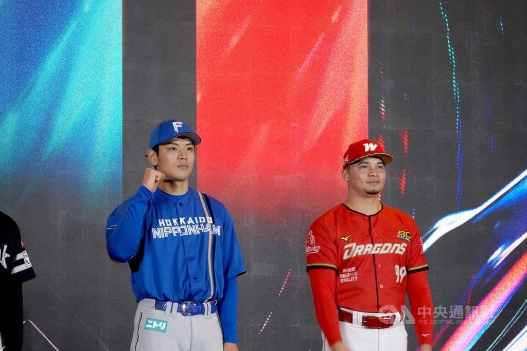 中華職棒味全龍隊投手林凱威接到世界棒球經典賽（WBC）徵詢，表態很有意願，期待對決日籍球星大谷翔平。圖為日職北海道日本火腿鬥士隊野村佑希（左起）、林凱威16日出席「2026台日棒球國際交流賽」記者會。中央社記者謝靜雯攝　114年12月16日