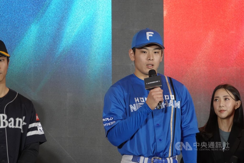 「2026台日棒球國際交流賽」16日舉行記者會，日職北海道日本火腿鬥士隊野手野村佑希（圖）在記者會上表示，期待明年交流賽能在台北大巨蛋開轟，也透露有針對台灣美食做功課，明年想要吃「很多很多地瓜球」。中央社記者謝靜雯攝　114年12月16日