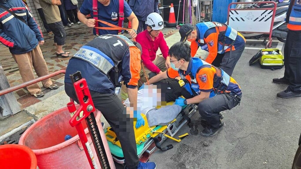 鄭傳吉酒後開賓士高速衝撞垃圾車，導致隨車的23歲陳姓垃圾車清潔員下半身粉碎性骨折慘死。 圖：台南市消防局提供