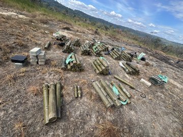 泰國軍方表示，在部分佔領的柬軍陣地中，發現多款來自中國的武器。 圖：翻攝自 @ThaiEnquirer X 帳號