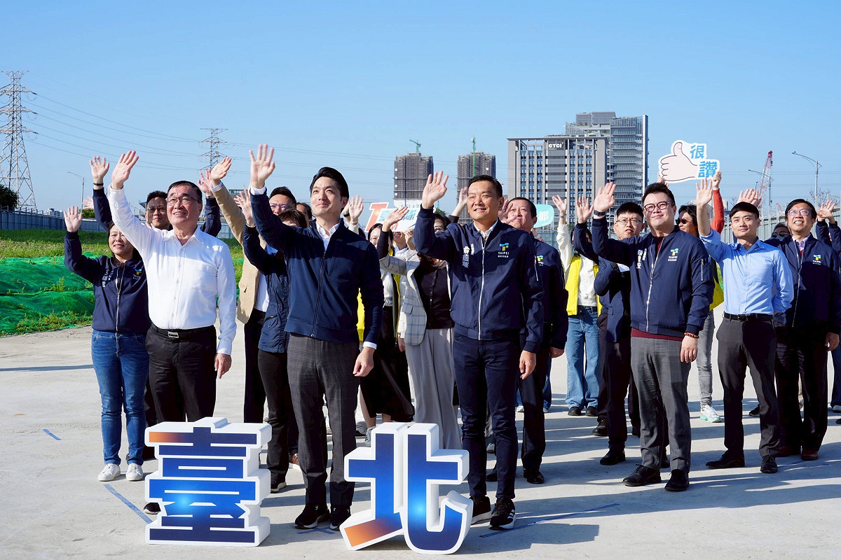 台北市長蔣萬安今（17）日上午前往輝達基地預定地視察，並透過空拍畫面說明北士科未來整體發展藍圖。 圖：北市府提供