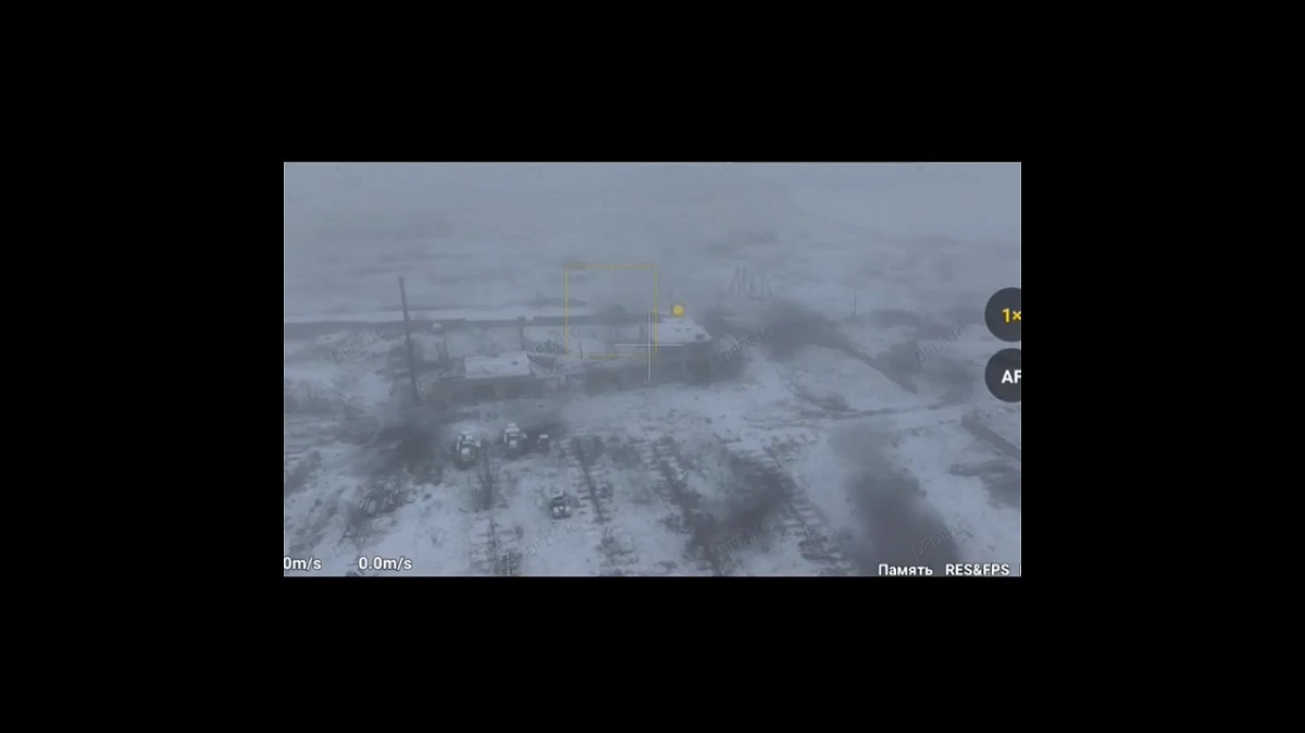 烏軍近期針對多個前線地區發起反擊，並持續掃蕩前線的俄軍部隊與據點，試圖削弱俄軍的進攻能力。圖為第聶伯羅彼得羅夫斯克前線被烏軍無人機鎖定的俄軍據點。 圖：擷取自 @NOELreports X 分享影片