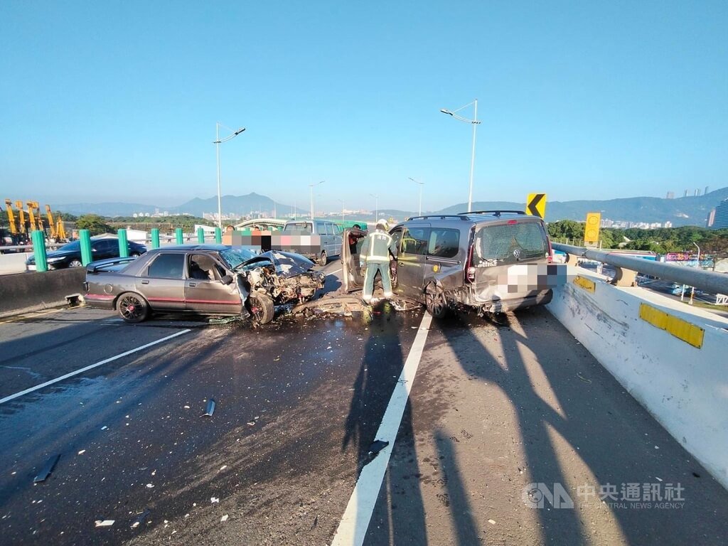 台北市洲美快速道路17日發生3車連環撞車禍，幸僅2名駕駛輕傷，警方初步都排除酒駕。（翻攝照片）中央社記者黃麗芸傳真 114年12月17日