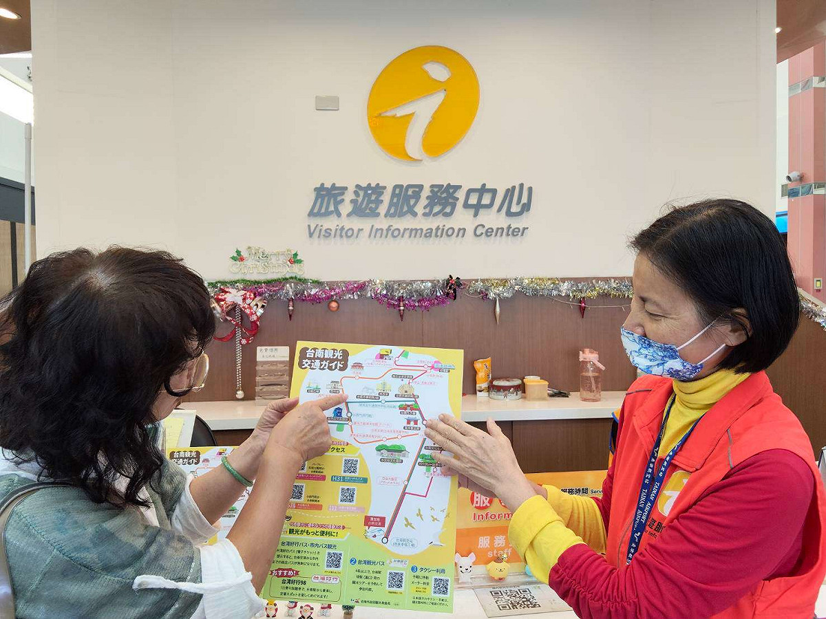 23日起台南航空站旅遊服務中心安排具備日語服務能力的旅遊服務人員。 圖：台南市政府／提供