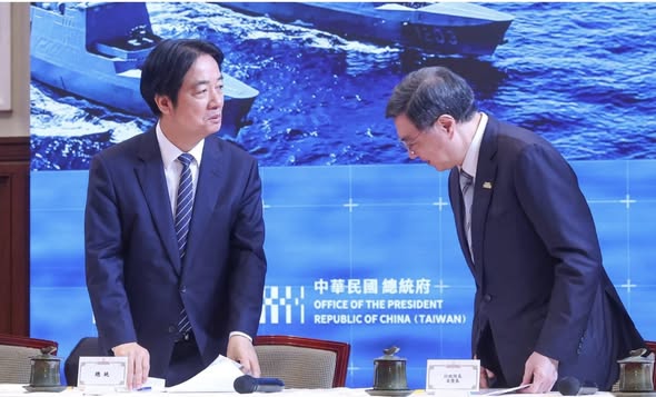 行政院長卓榮泰(左)近期以「不副署」的方式試圖抗衡立法院強行通過的修正版《財劃法》，遭到在野陣營猛烈批評。媒體人李艷秋也針對相關情形進行分析，質疑賴清德總統想延續大罷免的政治鬥爭，並暗中向「賴友友」們開方便之門。 圖：翻攝自 李艷秋的新聞夜總會 Facebook 帳號