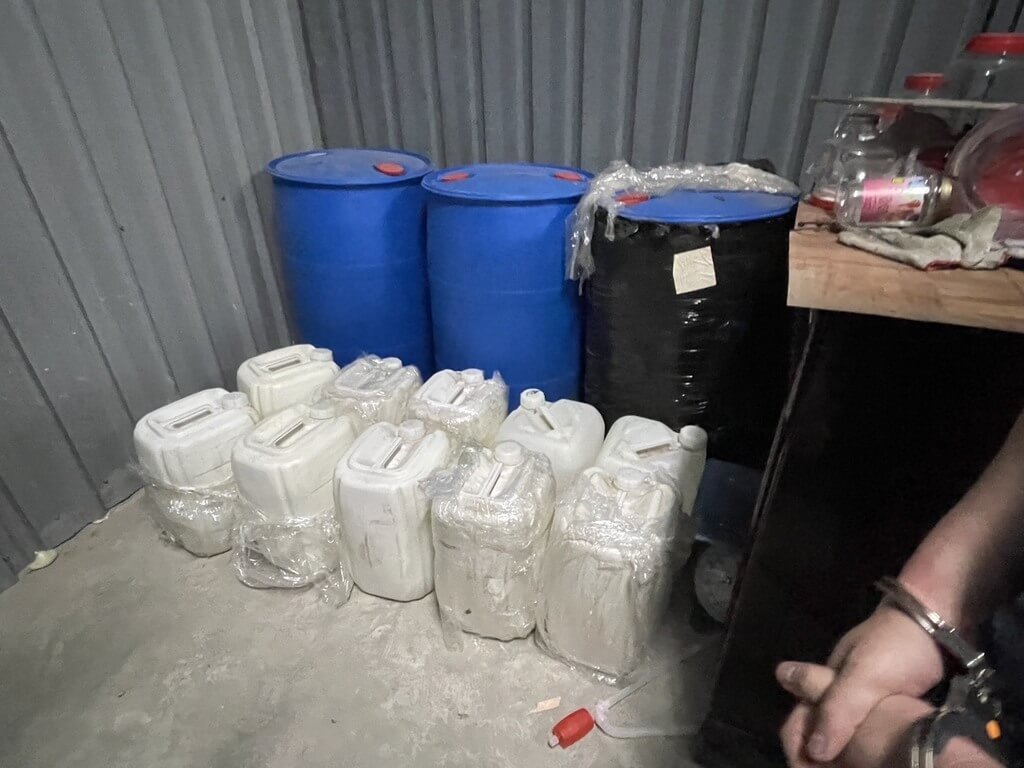 苗栗地檢署與海巡署合作，破獲位於苗栗縣2處大型製毒工廠，查扣市值2億元、俗稱「喵喵」的第三級毒品「4-甲基甲基卡西酮」等相關成品及原料，約可製成40萬包毒咖啡。（苗栗地檢署提供）中央社記者管瑞平傳真 114年12月17日