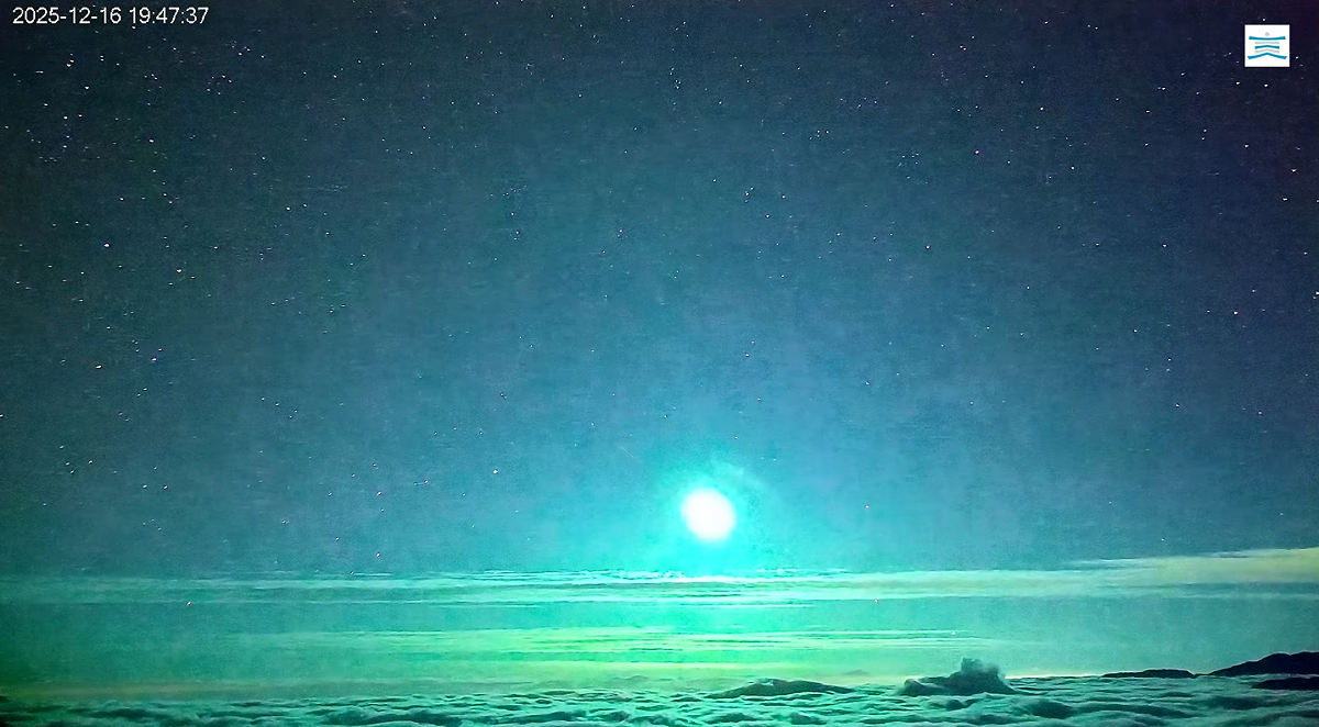 昨(16)晚南橫公路埡口即時影像也捕捉到火流星劃過星空的畫面。 圖：取自台東南橫埡口即時影像