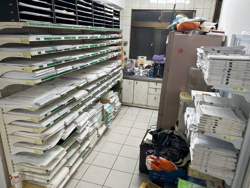 刑事局智慧財產權偵查大隊宣布，偵破近年最大規模盜拷教學教材光碟案。 圖：翻攝畫面