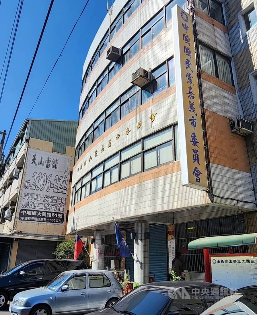 嘉義地檢署偵辦民進黨立委王美惠罷免案的提議書涉嫌偽造案，17日傳喚張姓組長、黨工等13人到案，截至下午5時已有5人交保。中央社記者黃國芳攝　114年12月17日