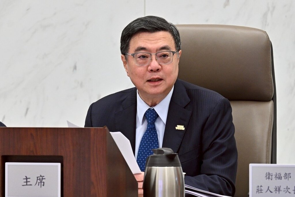 卓榮泰17日主持食安會報，要求精進屠宰場管理、加速豬隻溯源數位化，以及持續加速建置「問題產品下架回收資訊平台」。 圖：行政院提供