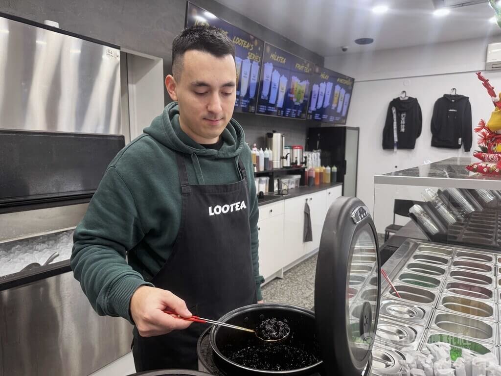捷克手搖飲店Lootea創辦人Patrik（圖）分享，他知道珍珠奶茶起源自台灣，自己也很喜歡喝珍珠奶茶，這成為他開店的契機。中央社記者劉郁葶布拉格攝　114年12月17日 圖：中央社提供