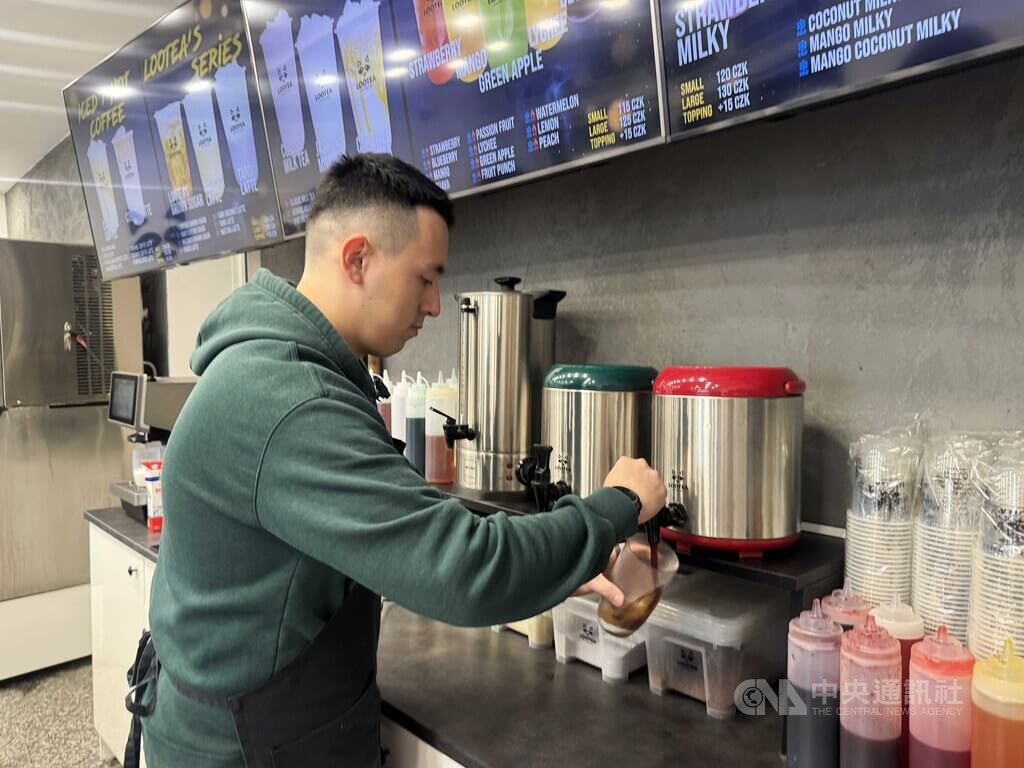 捷克手搖飲店Lootea創辦人Patrik（圖）告訴中央社記者：「我們支持台灣，店內的茶葉、珍珠、糖漿都來自台灣。我們也試過中國的原物料，但真的沒有台灣的好。」中央社記者劉郁葶布拉格攝　114年12月17日 圖：中央社提供