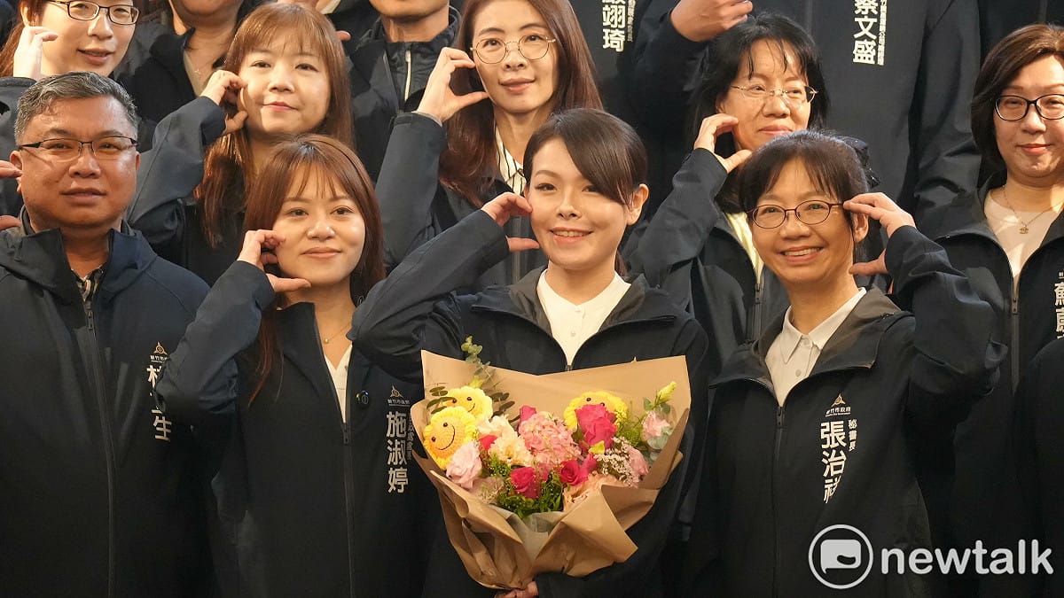 新竹市長高虹安復職，今天回歸新竹市政府上班，與局處首長合照。 圖：周煊惠 / 攝