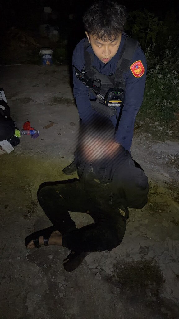 苗栗縣因竊盜案遭通緝的鍾姓男子，與趙姓友人飲酒歡唱後，為了要不要續攤發生爭執，鍾男竟搶奪趙男皮包、機車，並將趙男推擠、丟包摔倒在馬路上；警方獲報後，在鍾嫌住家附近將其逮捕到案。（警方提供）中央社記者管瑞平傳真　114年12月18日