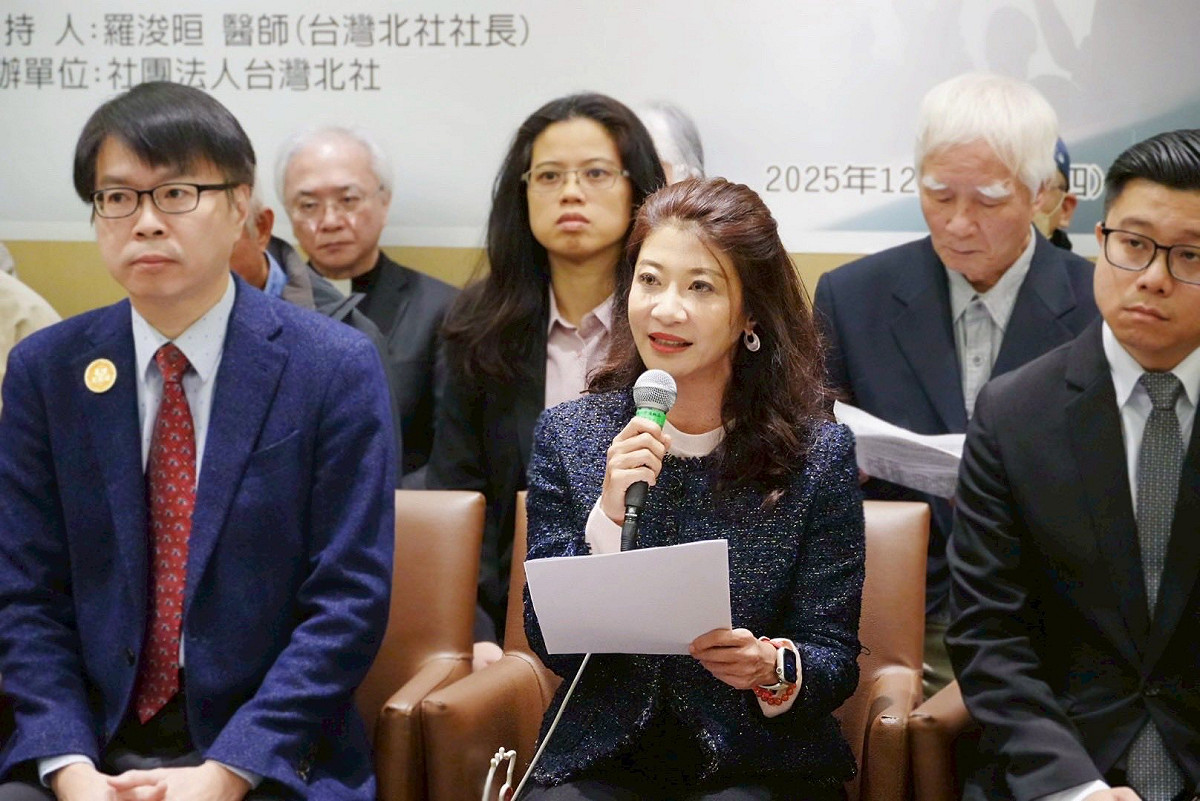 民進黨立法委員林楚茵揭露藍白在立法院的「三獨」行為，強調行政院長選擇不副署違憲法案，是在憲政危機下守護憲法的唯一手段。左為台灣北社社長羅浚晅醫師。 圖：翻攝「臉書」立法委員 林楚茵粉絲專頁