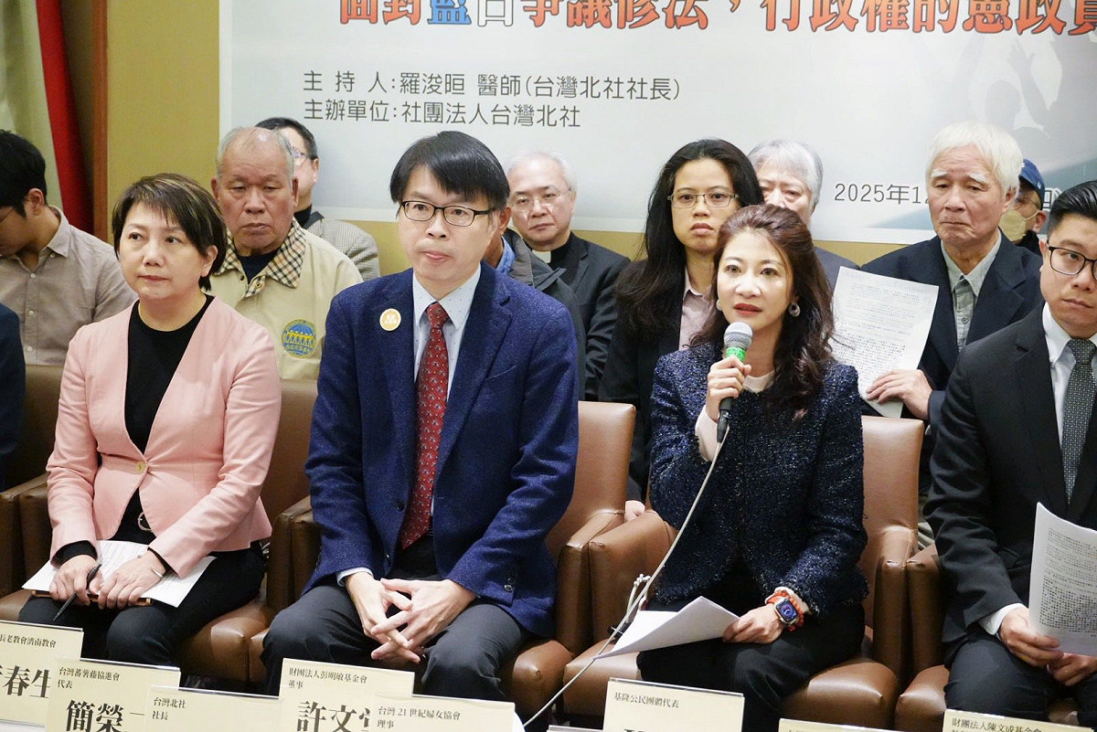 民進黨立法委員林楚茵與范雲聯手公民團體力挺閣揆不副署惡法，維護憲政。 圖：翻攝「臉書」立法委員 林楚茵粉絲專頁
