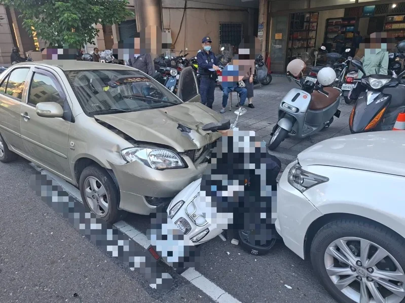 高雄77歲婦人駕車暴衝逆向撞擊母子雙載機車，其中1人當場失去生命跡象。 圖：翻攝畫面