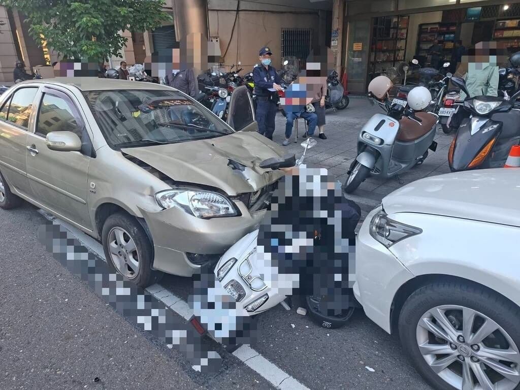 高雄市三民區18日上午發生死亡車禍，77歲潘姓婦人開車行經建國三路時因不明原因逆向闖對向車道，撞擊1輛機車並波及路邊轎車，造成丁姓女騎士送醫不治；初步肇因研判為未依規定駛入來車道，詳細肇事責任仍需進一步鑑定分析。（高市三民一警分局提供）中央社記者洪學廣傳真　114年12月18日