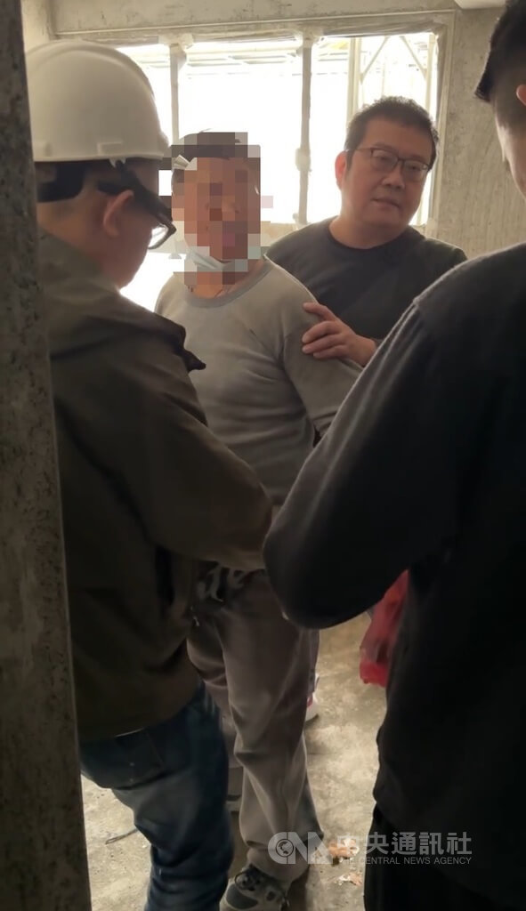 新北市林口區1名78歲陳姓男子18日上午種菜時，與隔壁菜園的葉姓男子發生衝突，葉男持刀揮砍，陳男身中多刀送醫不治。警方4小時內逮捕逃逸的葉男（中），帶回派出所釐清案情。（翻攝照片）中央社記者曹亞沿傳真　114年12月18日