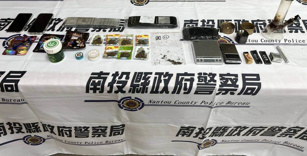 詹姓男子經營餐館為掩護，利用暗號販售毒品大麻，如購毒者點餐時表示1份特製香草燉飯代表1單位大麻，南投縣警察局刑警大隊查獲民眾吸食大麻，溯源找到詹男經營的毒品餐館。圖為相關證物。（警方提供）中央社記者蕭博陽傳真　114年12月18日