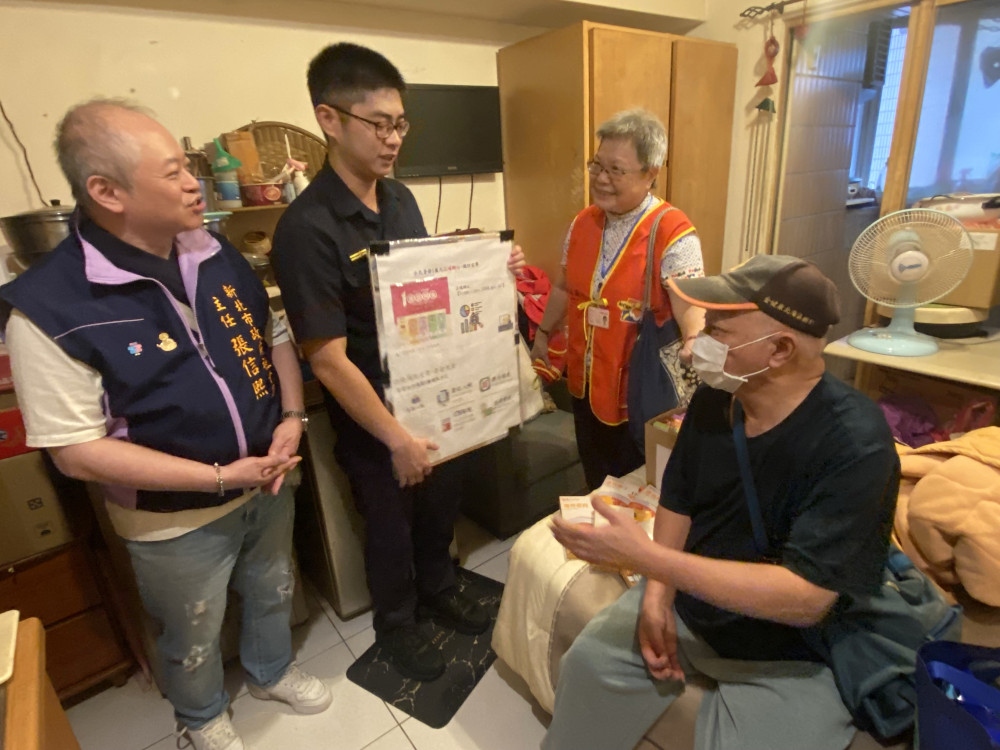 截至今年11月，新北市領有中低收入老人生活津貼者約2.8萬人，累計核發金額已逾22.3億元。 圖：新北市社會局提供