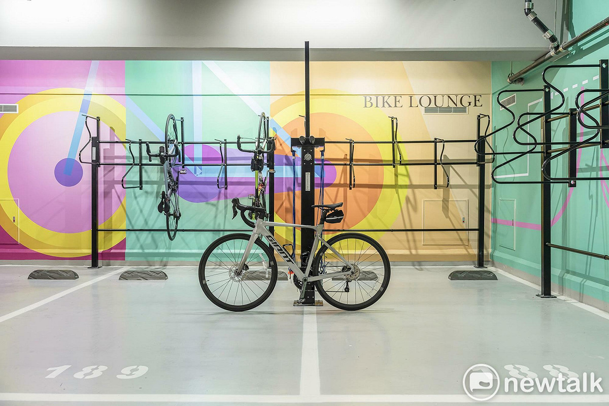 位在酒店地下三樓的BIKE LOUNGE， 展示 Momentum 城市電輔車款，入住旅客可透過專屬預約試乘。 圖：台中勤美洲際酒店/提供