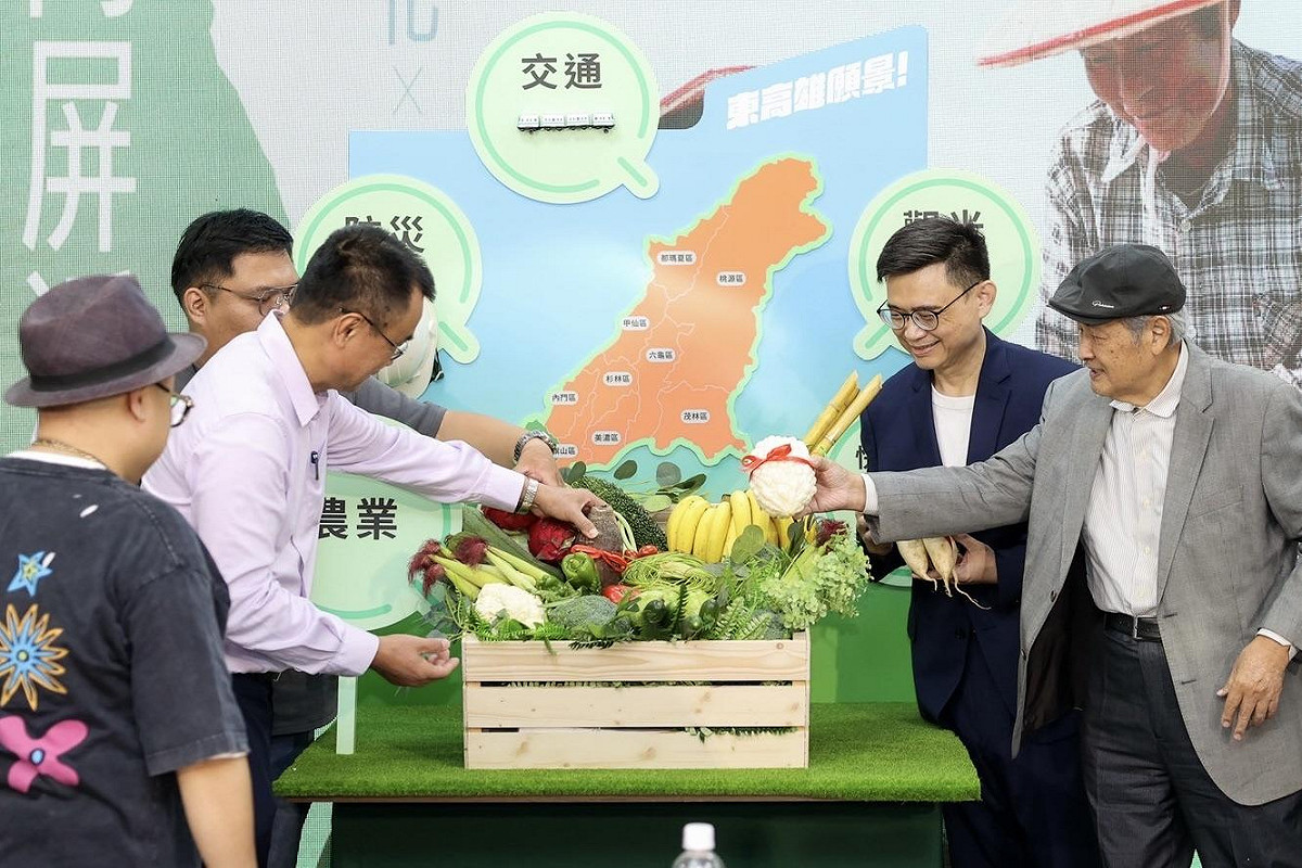 曹啟鴻(右一)、陳吉仲(左三)首次現身高雄為賴瑞隆(右二)站台。 圖：賴瑞隆辦公室/提供