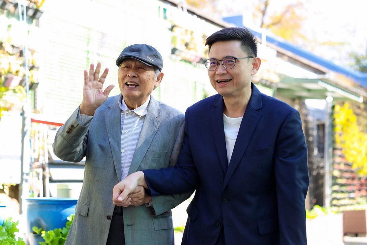 人稱「曹老師」的曹啟鴻(左)稱讚賴瑞隆(右)將來一定會是好市長。 圖：賴瑞隆辦公室/提供