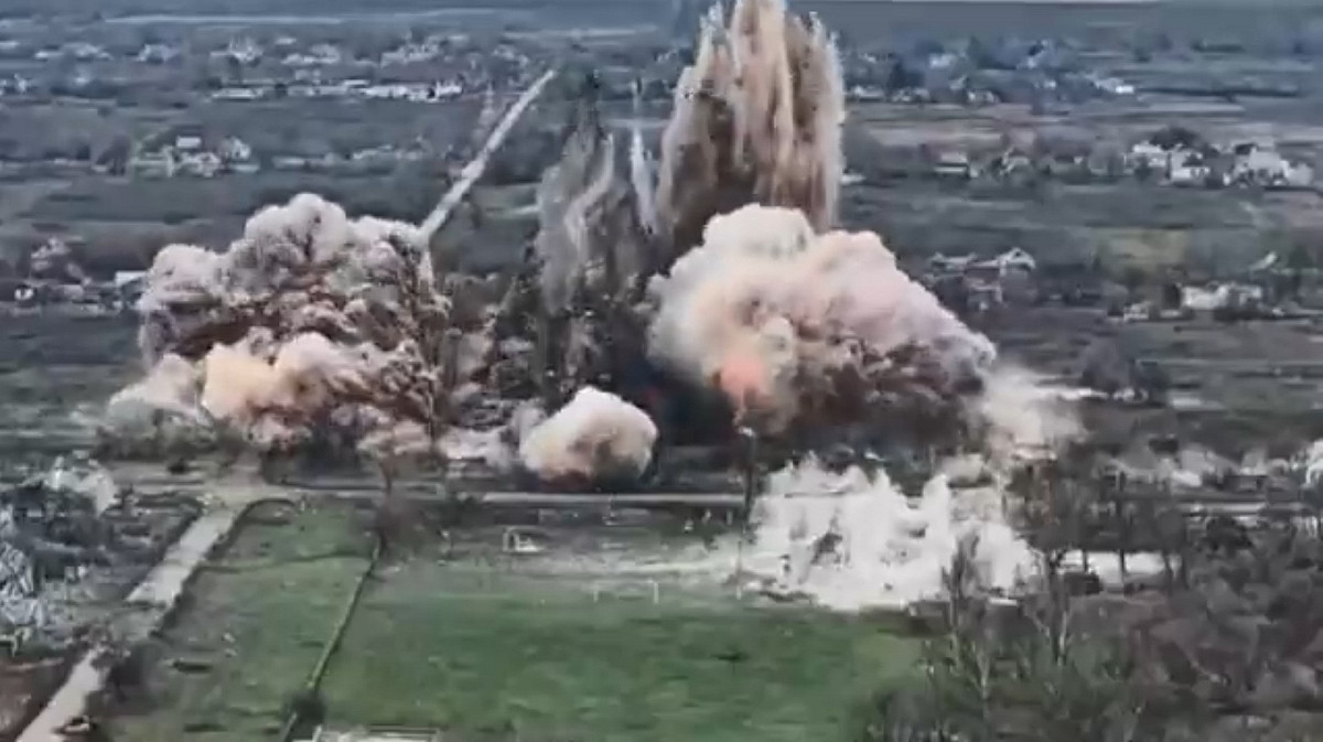 俄羅斯步兵在聶伯彼得羅夫斯克州的新皮多羅德內附近，遭遠程引爆裝置摧毀。 圖：翻攝自 X 帳號 @NOELREPORTS