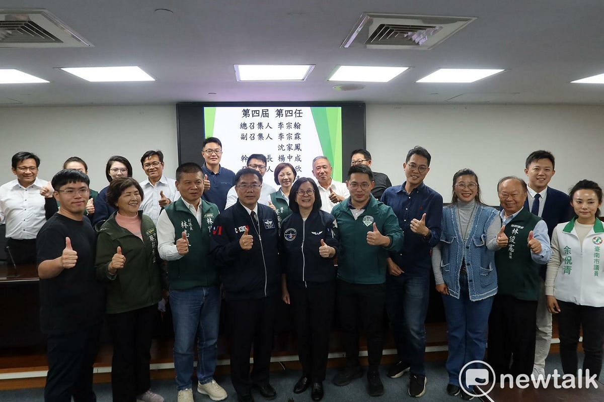 台南市議會民進黨黨團舉辦第4屆第4任黨團三長交接，李宗翰接任總召，二位副總召為李宗霖議員、沈家鳳，幹事長為楊中成，發言人由鄭佳欣、余柷青、王宣貿擔任。 圖：民進黨團提供