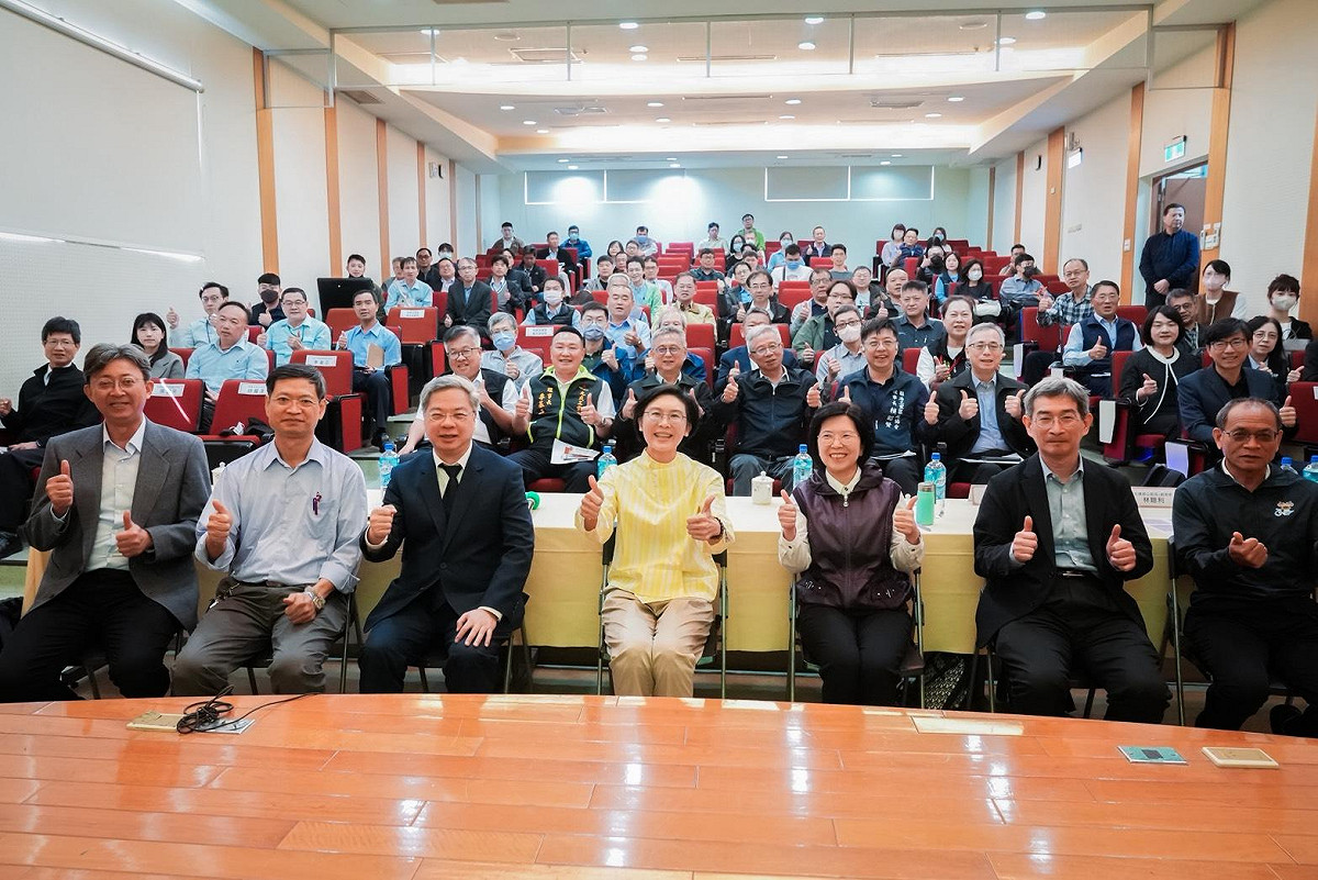 林岱樺(前排中)邀集中央部會、市府局處及園區廠協會代表，於經濟部大發產業園區服務中心舉行座談。 圖：林岱樺辦公室/提供