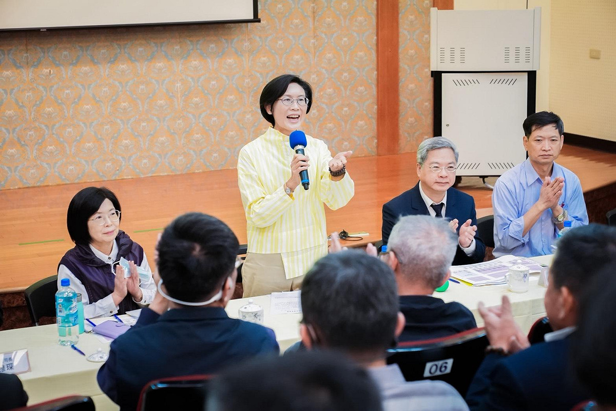 林岱樺(左二)於經濟部大發產業園區服務中心主持座談。 圖：林岱樺辦公室/提供