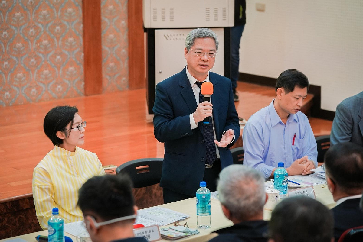 龔明鑫(左二)針對台美關稅與碳成本衝擊提出說明。 圖：林岱樺辦公室/提供
