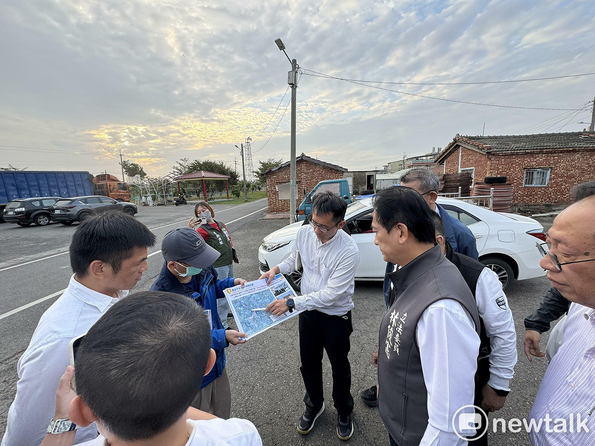 立法委員林俊憲今日邀集經濟部水利署第六河川局、市府水利局及市議員謝舒凡議員服務團隊，實地會勘學甲排水。 圖：林俊憲服務處提供