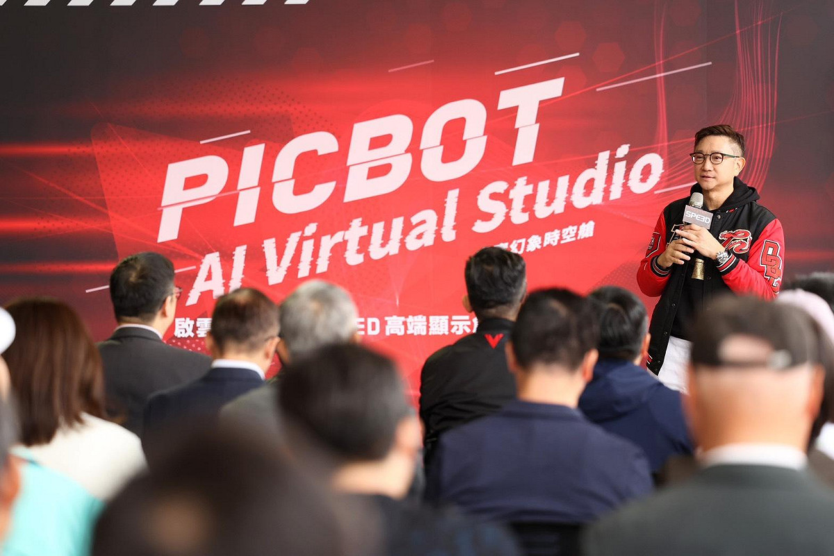 啟雲科技股份有限公司董事長暨執行長丘立全分享「Picbot AI Virtual Studio 虛實幻象時空艙」研發成果。 圖：啟雲科技／提供