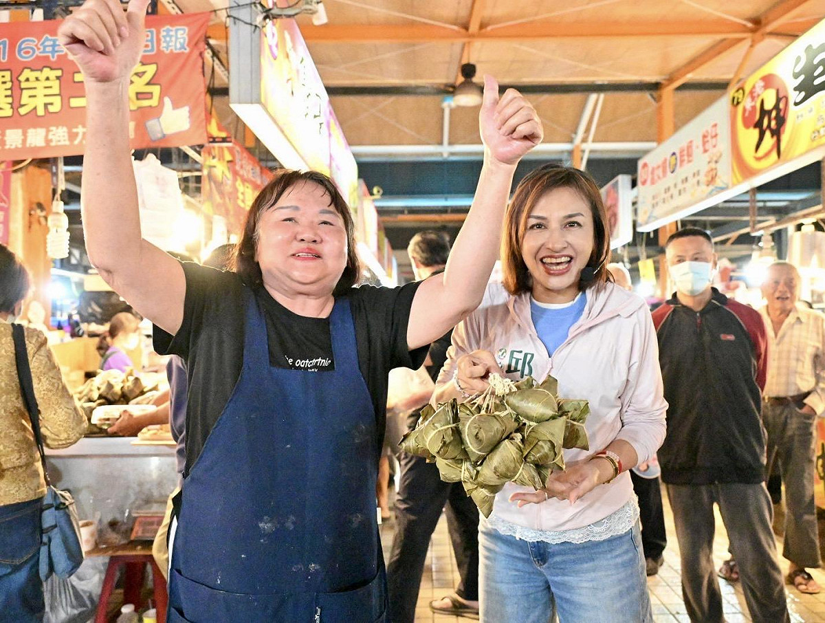 武廟公有市場攤商送肉粽表達對邱議瑩(右)的支持。 圖：邱議瑩競選總部/提供