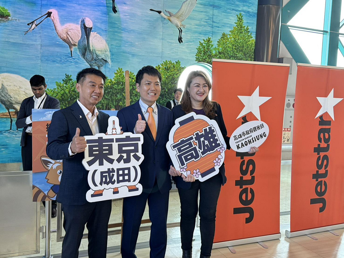 許智傑(左)、高閔琳(右)及田中正和(中)共同見證南台灣航空發展的重要里程碑。  圖：許智傑競選總部/提供