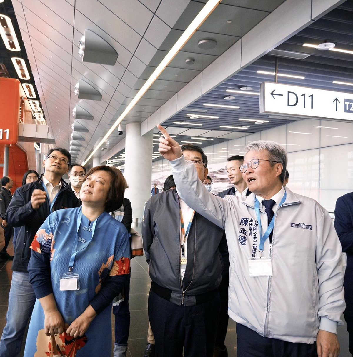 行政院政務委員陳金德18日前往桃園國際機場，主持「行政院推動桃園航空城核心計畫專案小組」第27次委員會，並實地視察即將於12月25日正式啟用的北登機廊廳試營運狀況。 圖：行政院提供
