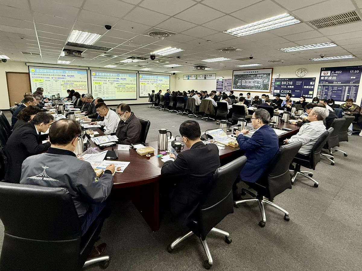 行政院政務委員陳金德18日前往桃園國際機場，主持「行政院推動桃園航空城核心計畫專案小組」第27次委員會，並實地視察即將於12月25日正式啟用的北登機廊廳試營運狀況。 圖：行政院提供