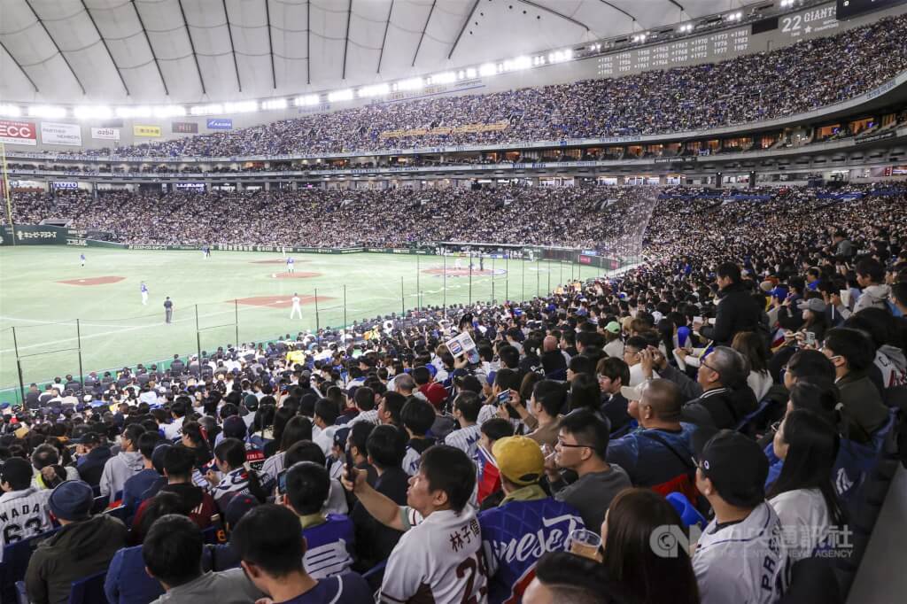 第6屆世界棒球經典賽（WBC）2026年3月將在日本東京巨蛋舉辦C組預賽。圖為2024年11月東京巨蛋舉辦世界12強賽複賽時坐滿觀賽球迷。（中央社檔案照片）