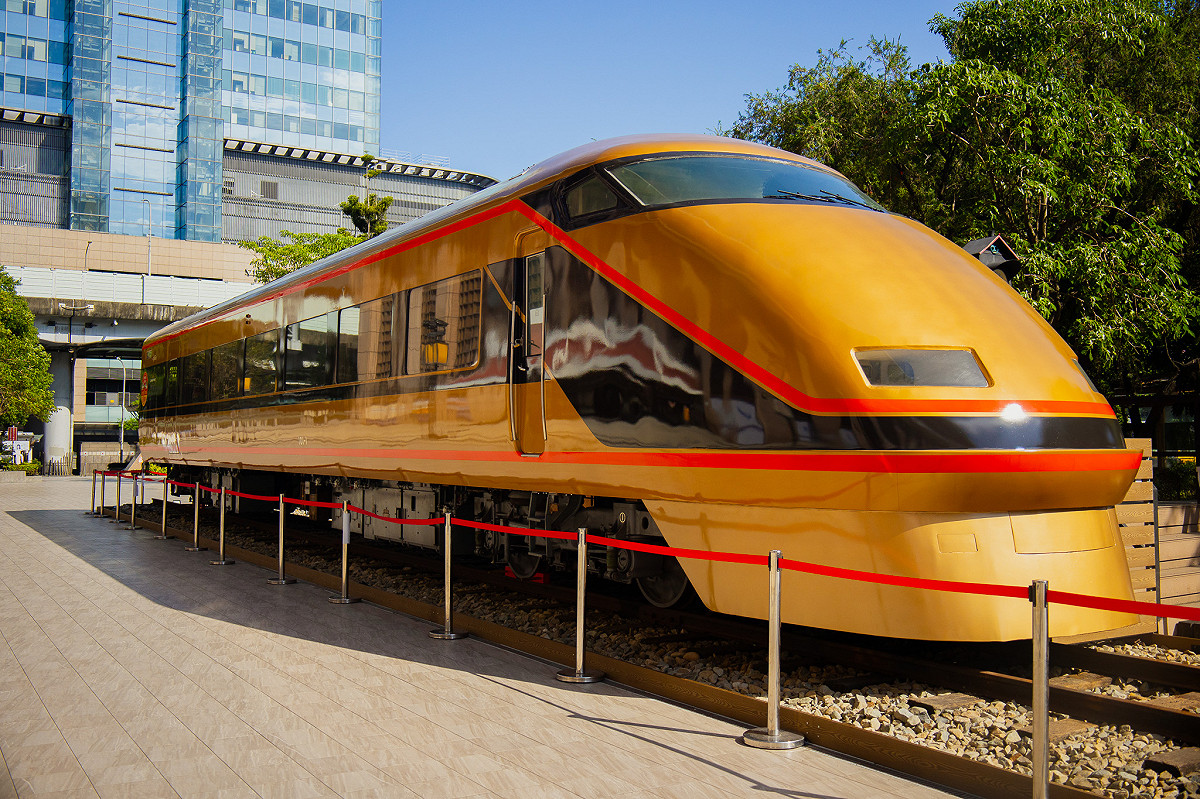 台北車站東側展示東武鐵道首度來台的觀光特急「日光詣SPACIA」車頭，展期自2025年12月18日至2026年12月18日，預定為期1年。 圖：台鐵公司／提供
