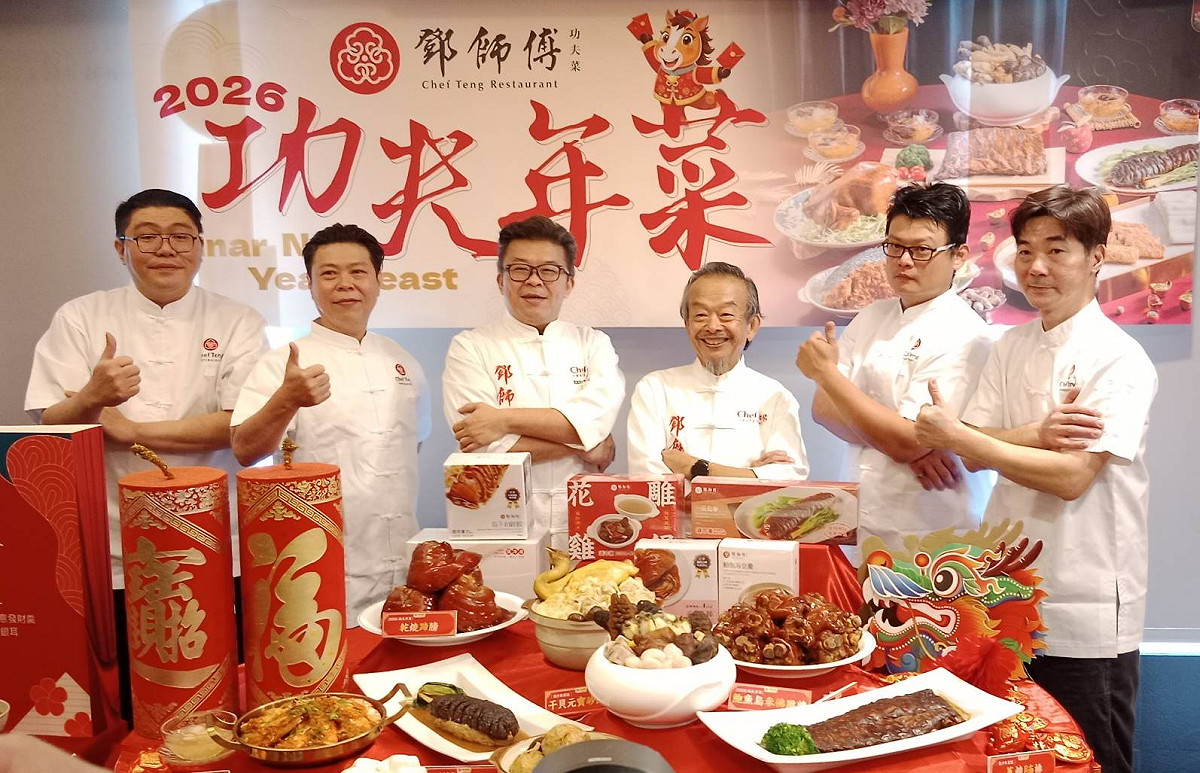 「亞太餐飲十大名廚」鄧至廷(左三)領軍專業廚藝團隊。 圖：孫家銘攝